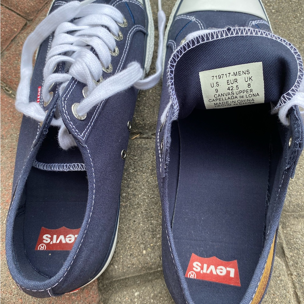 Levi’s canvas shoes/sneakers for casual wear / brand new/never used